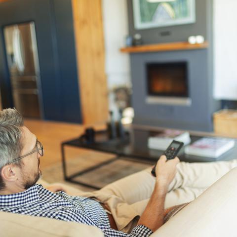 gledanje televizije, daljinec, televizija