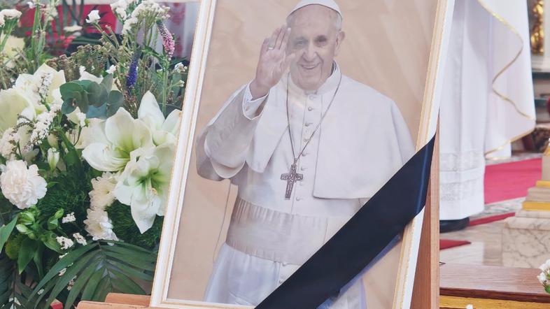 papež Frančišek žalni trak