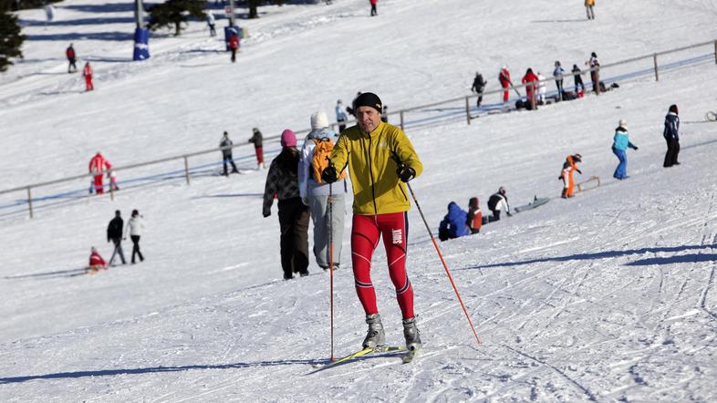 Na ROgli delujejo vse smučarske proge, ki so pokrite z do 50 centimetri naravneg