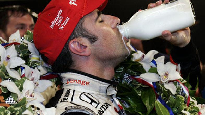 Steklenica mleka in girlanda za zmagovalca Indyja 500 leta 2007 Daria Francittij