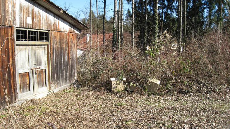 Zemljišče v Drgančevju, kjer so bila nekdaj vojaška skladišča, občina ponuja za 