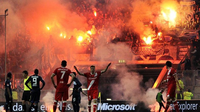 navijači rakete ogenj dim stadion