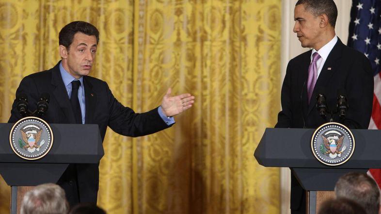 Prijatelja in zaveznika med sproščenim srečanjem. (Foto: Reuters)