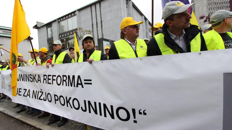 Kljub včerajšnjemu protestu poslanci danes začenjajo razpravo o pokojninski refo