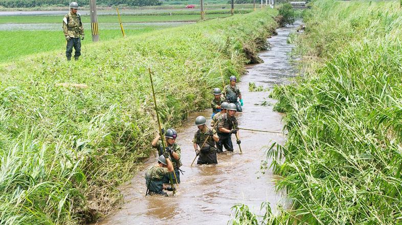 Iskanje trupel po poplavah na Japonskem