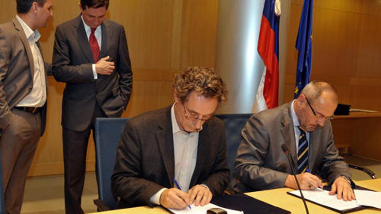 Sindikati so s stisnjenimi zobmi podpisali. © Anže Petkovšek