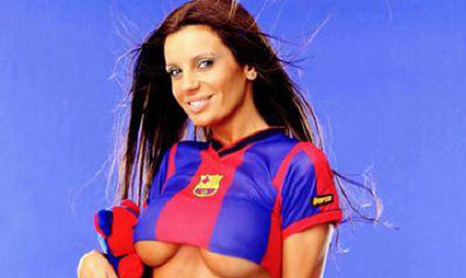 Sonja Monroy je pozirala s posebej izdelano majico Barcelone.