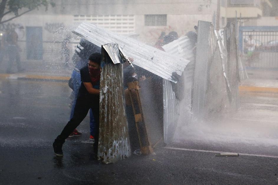 Venezuela Caracas protesti spopadi s policijo