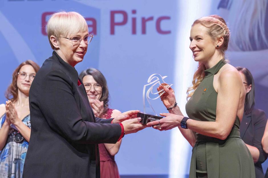 Inženirka leta 2025 s predsednico dr. Natašo Pirc Musar | Avtor: Andrej Križ