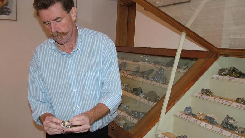 Seizmolog in geolog Renato Vidrih je instrument za merjenje potresov postavil tu