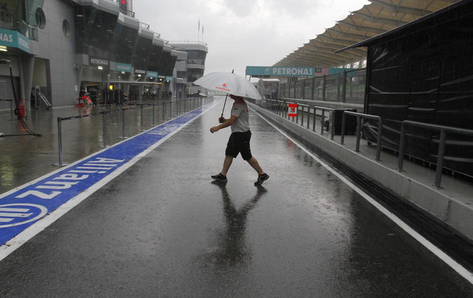 Takole se je v četrtek popoldne v Sepangu že zdvijala prva nevihta. (Foto: EPA)