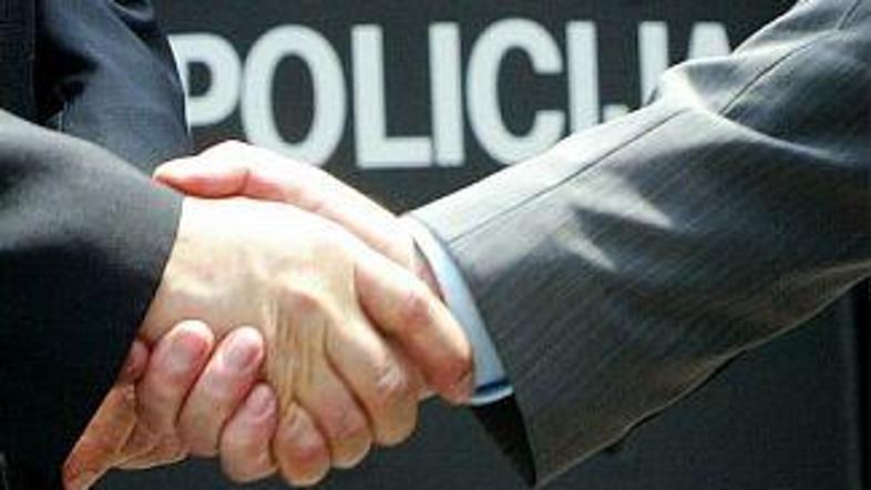 Komisija je prejela anonimno prijavo o fiktivnem premeščanju policistov.