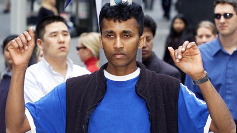 Suresh Joachim leta 2001, ko je prehodil 133 kilometrov s steklenico mleka na gl