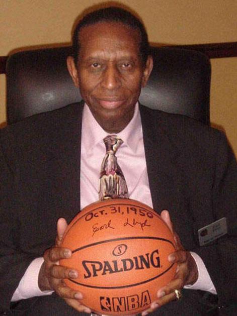Earl Lloyd danes. Nekoč so ga imenovali velika mačka.