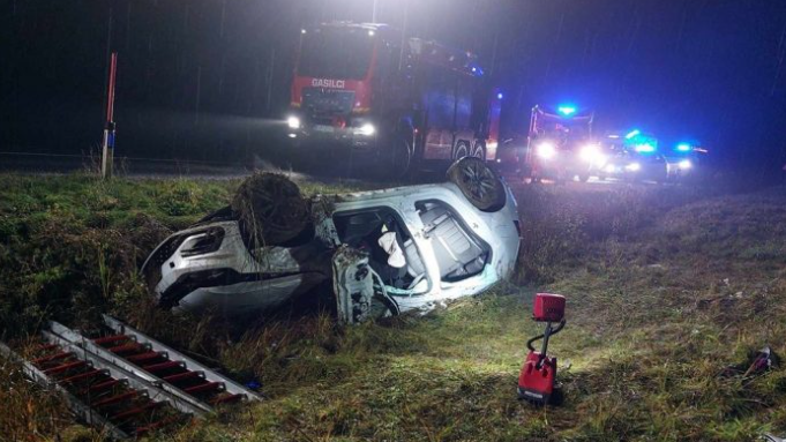 Prometna nesreča, avto v jarku, Zalog pod Sveto Trojico