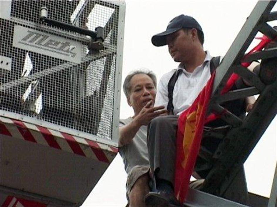 Jiansheng (na fotografiji levo) je obupanega Chena porinil z mostu. Več fotograf