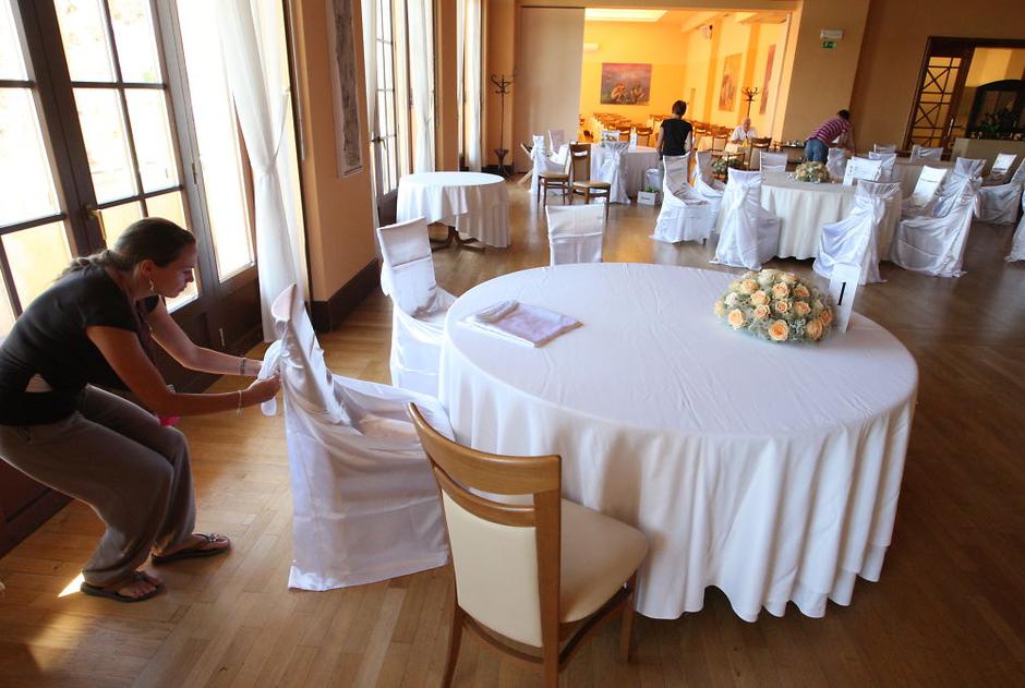 Priprave na Žurnalovo sanjsko poroko in pogostitev v Jamskem dvorcu | Avtor: Boštjan Tacol