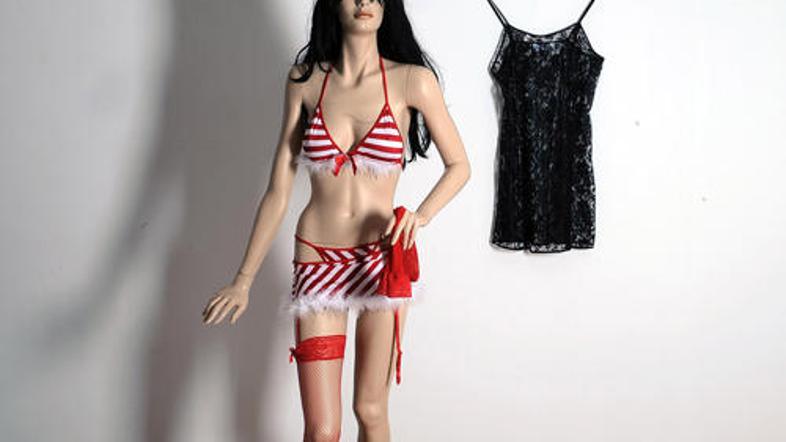 Številne erotične predmete za zbirko Grda račka so do zdaj prispevali ljudje, ki