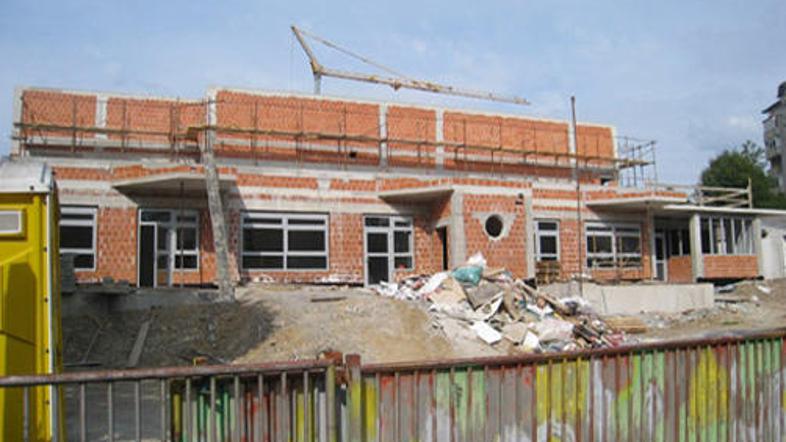 Gradnja se je zaradi pomanjkanja gradbenega materiala občasno ustavljala.