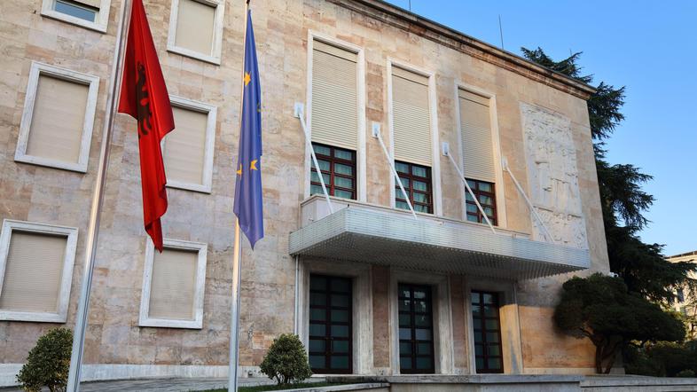 vladna stavba Tirana Albanija
