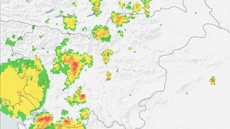 Najvišja jakost padavin je označena z rdečo barvo (radarska slika ob 17.00). (Fo