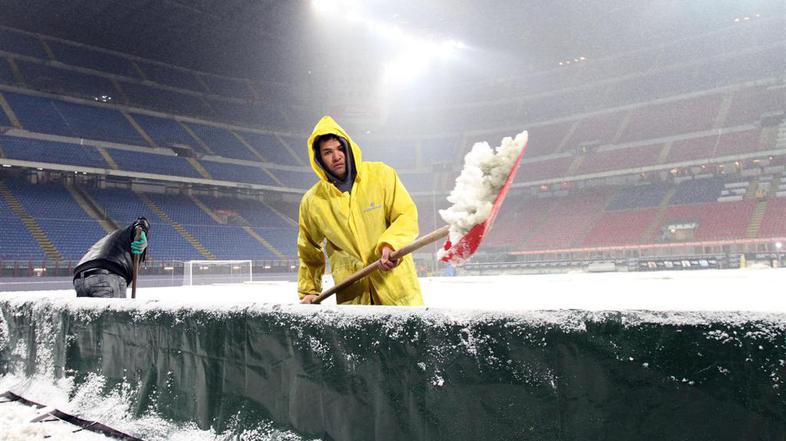 San Siro Giuseppe Meazza sneg kidanje čiščenje delavci