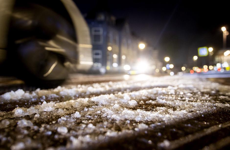 cesta noč zima sneg | Avtor: Profimedia