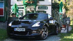 Zelo lepo krojena podoba izžareva športnost, ki jo s pridom dokazujejo tudi zmog