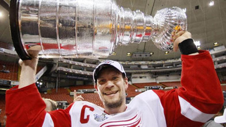 Nicklas Lidström je četrtič osvojil Stanleyjev pokal.