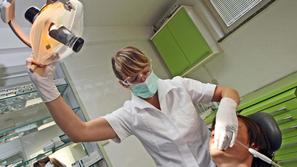 Zdravstvena zavarovalnica zavarovancem ne bo vrnila stroškov za obisk zobozdravn