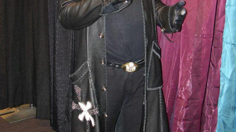 Malce zmedeni rocker je zdaj dosegljiv non-stop.