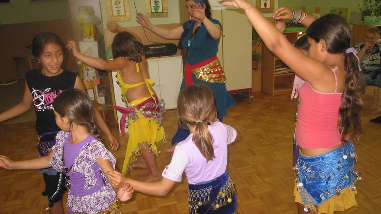 Učna pomoč v dnevnem centru za romske otrok je vse bolj obiskana. Finančna pomoč