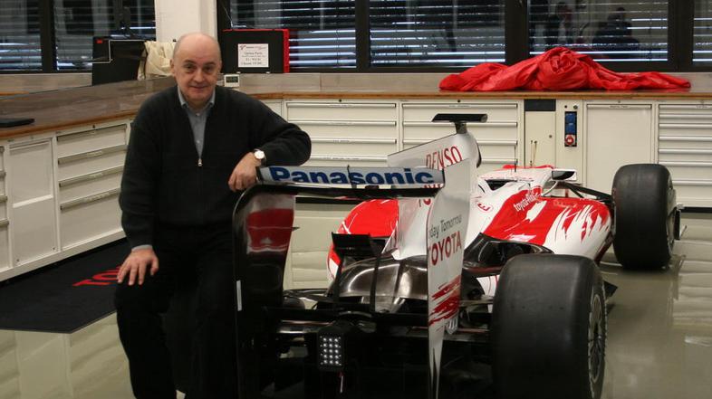 Dirkalnika še nismo pokazali. Tu je Zoran Stefanović ob stari Toyoti. (Foto: Ste