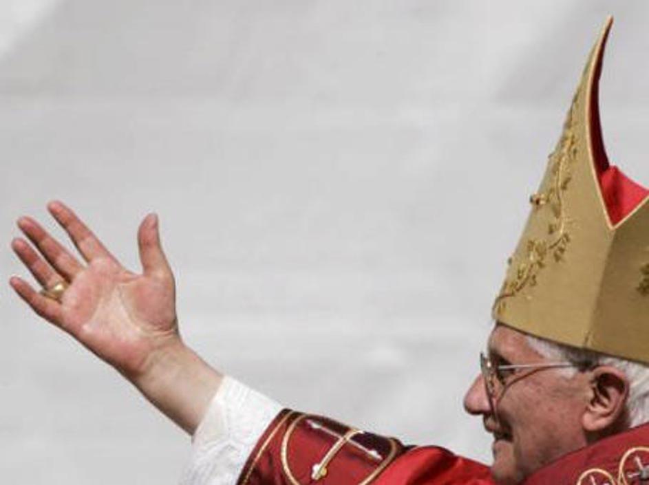 Na odprti maši na stadionu se je zbralo kakih 45.000 vernikov.