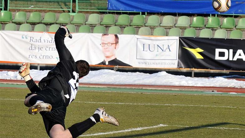 Oblak je ohranil svojo mrežo nedotaknjeno. (Foto: Dejan Mijović)