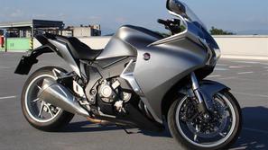 VFR 1200F DCT nakazuje kam bo šel razvoj motociklov v prihodnje. (Foto: Kristjan