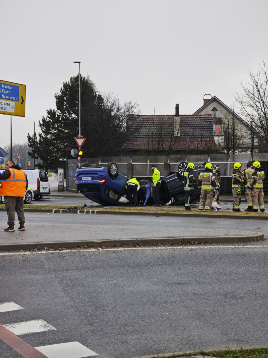 Prometna nesreča, izvoz Jarše, avto na strehi | Avtor: Žurnal24 