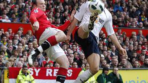 Wayne Rooney in Gary Cahill 