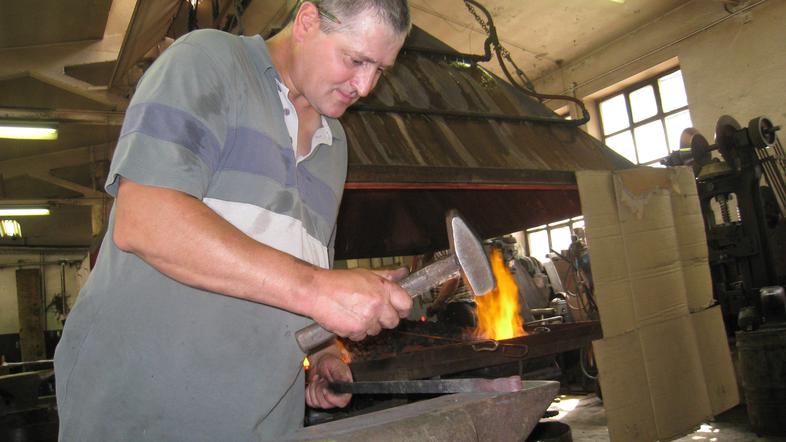 Obiskovalci so si lahko ogledali kovače med delom.