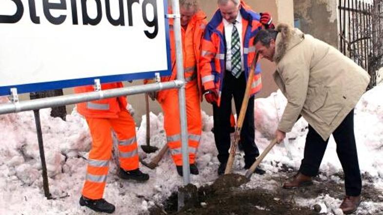 "Pri krajevnih tablah smo obtičali, kar je obžalovanja vredno," je za tednik izj