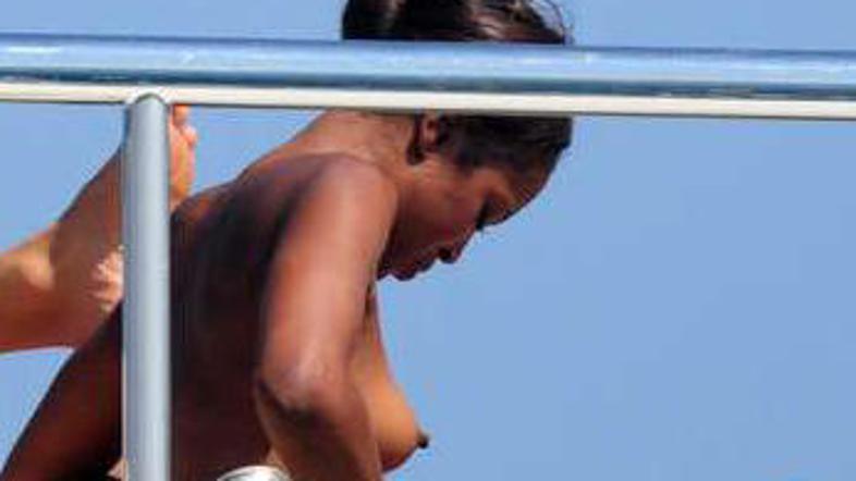 Brez sramu je odvrgla kopalke.