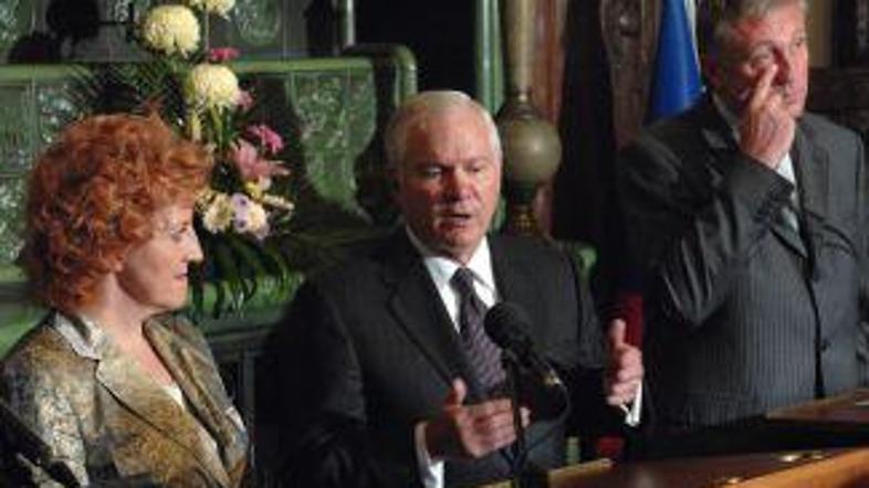 Robert Gates (na sliki desno, ob češkem premieru Mireku Topolaneku in češki obra