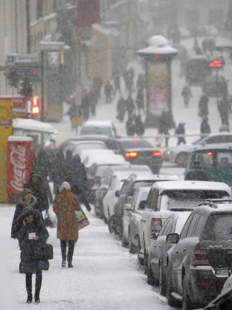 Ljudje hodijo po zasneženih moskovskih ulicah, 26. 12. 2011. | Avtor: Reuters