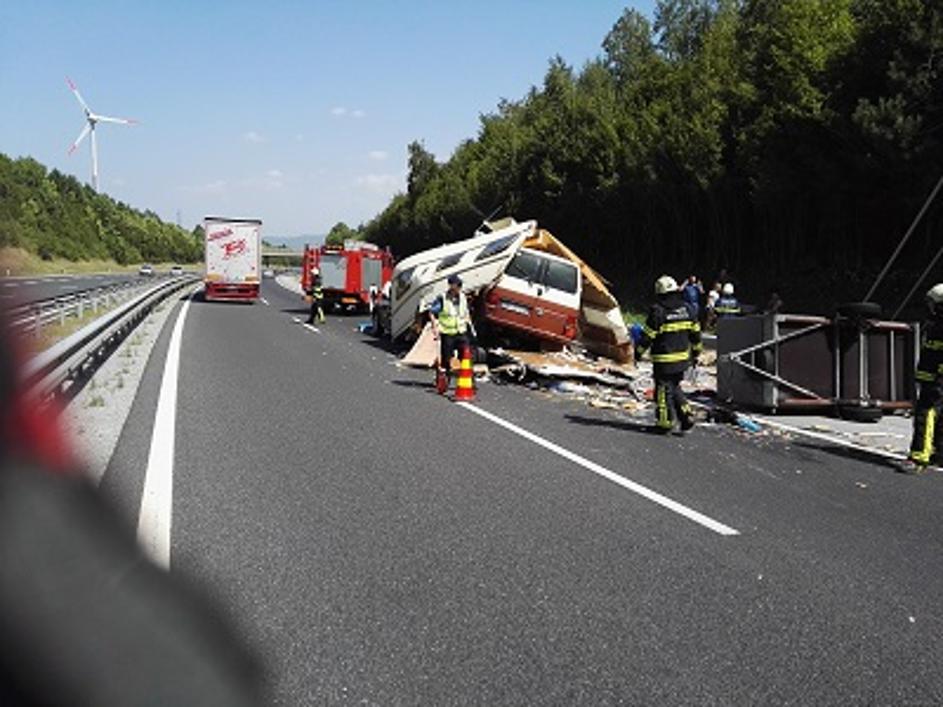 Kombi zapeljal v bivalno prikolico, primorska avtocesta