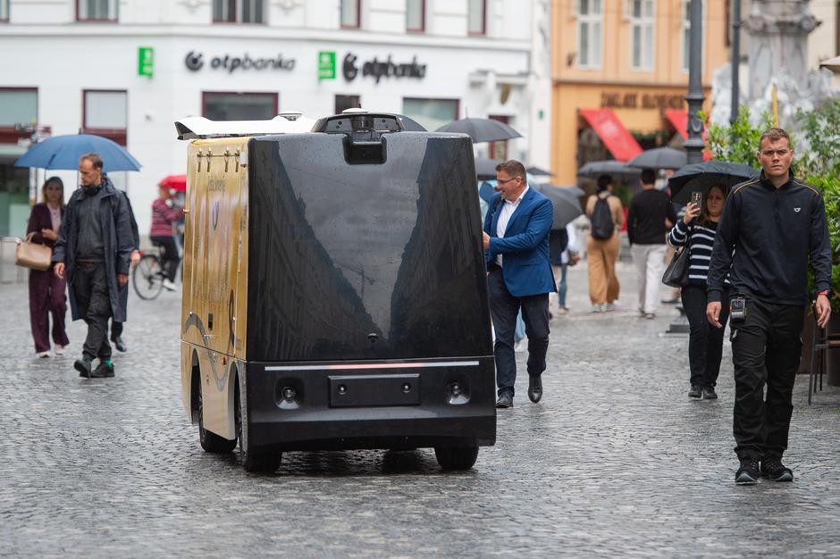 Robotska dostava | Avtor: Anže Petkovšek