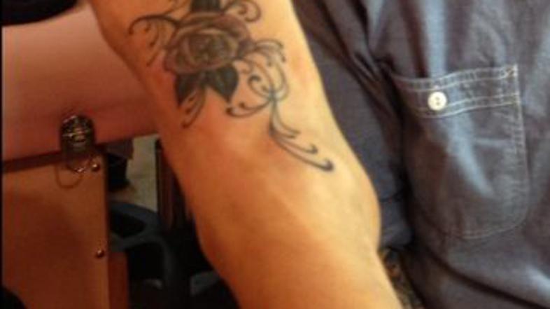 Jenny McCarthy, tetovaža, nart, noga