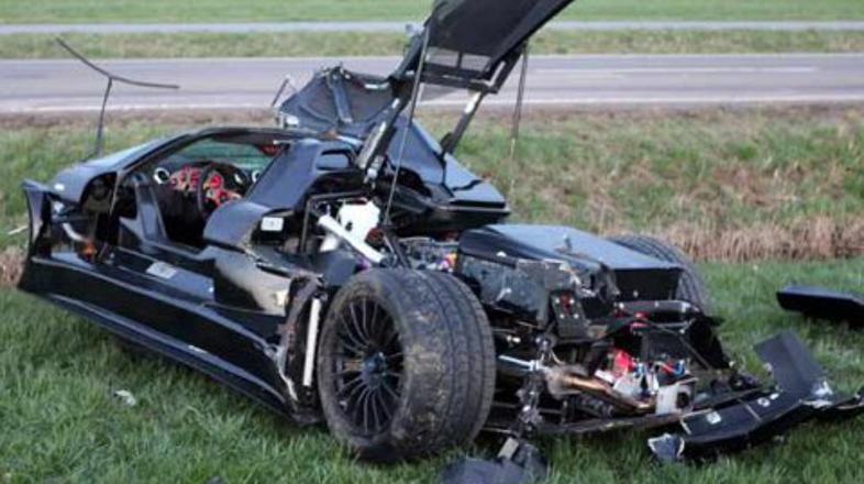 Hitri avtomobil je po izletu s ceste izgledal zelo klavrno. (Foto: Facebook)