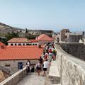Turisti na dubrovniškem obzidju (Foto: Pixell)