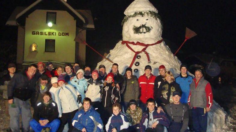 Gasilci so za Francija temeljito postrgali sneg v okolici gasilskega doma. (Foto