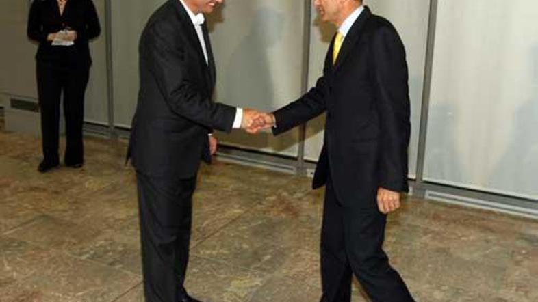 Avstrijska tiskovna agencija APA je ocenila, da jo je Pahor na volitvah "poceni 